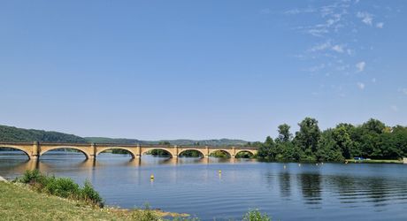 Maison périgordine, piscine, garage et terrain de 2246m2 à 1 km des commerces et non loin de la rivière.