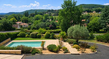 Élégante  maison contemporaine avec piscine et jolie vue,   dans un quartier résidentiel