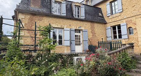 Demeure de caractère de 235 m², 5 chambres, dépendances et puits, proche des commerces 