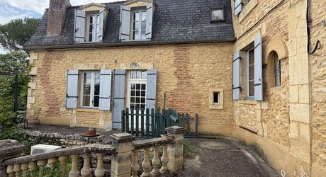 Demeure de caractère de 235 m², 5 chambres, dépendances et puits, proche des commerces 