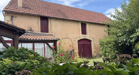 Demeure de caractère de 235 m², 5 chambres, dépendances et puits, proche des commerces 