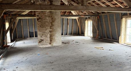Demeure de caractère de 235 m², 5 chambres, dépendances et puits, proche des commerces 