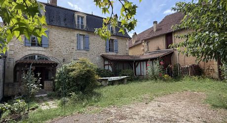Demeure de caractère de 235 m², 5 chambres, dépendances et puits, proche des commerces 