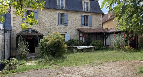 Demeure de caractère de 235 m², 5 chambres, dépendances et puits, proche des commerces 