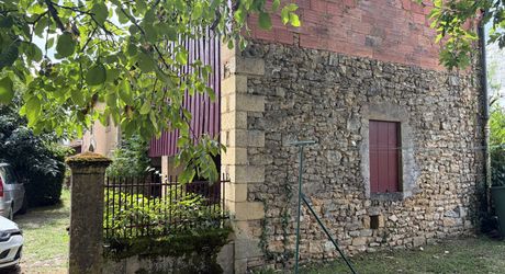 Demeure de caractère de 235 m², 5 chambres, dépendances et puits, proche des commerces 