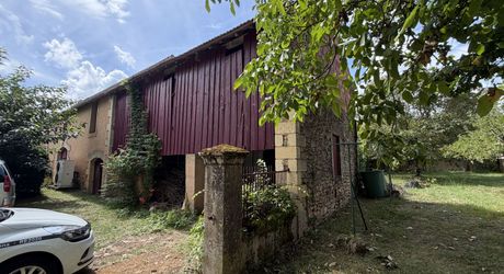 Demeure de caractère de 235 m², 5 chambres, dépendances et puits, proche des commerces 