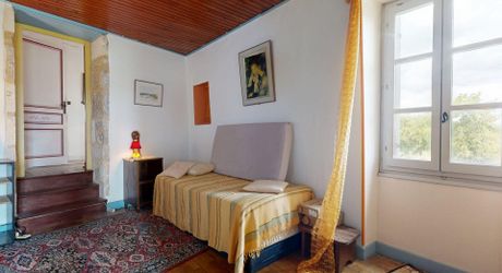 Demeure de caractère de 235 m², 5 chambres, dépendances et puits, proche des commerces 