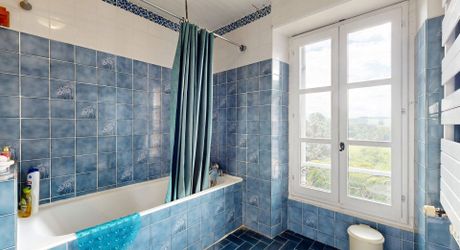 Demeure de caractère de 235 m², 5 chambres, dépendances et puits, proche des commerces 