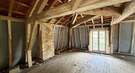 Demeure de caractère de 235 m², 5 chambres, dépendances et puits, proche des commerces 