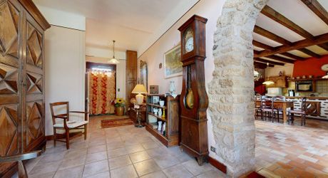 Demeure de caractère de 235 m², 5 chambres, dépendances et puits, proche des commerces 