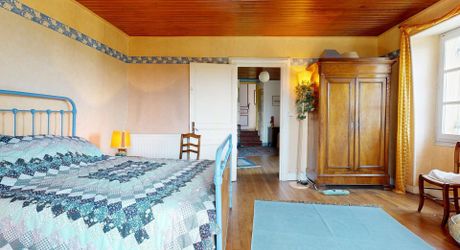 Demeure de caractère de 235 m², 5 chambres, dépendances et puits, proche des commerces 