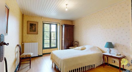 Demeure de caractère de 235 m², 5 chambres, dépendances et puits, proche des commerces 