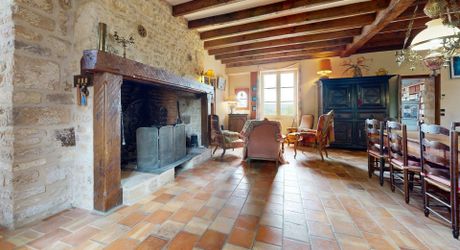 Demeure de caractère de 235 m², 5 chambres, dépendances et puits, proche des commerces 