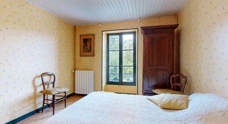 Demeure de caractère de 235 m², 5 chambres, dépendances et puits, proche des commerces 