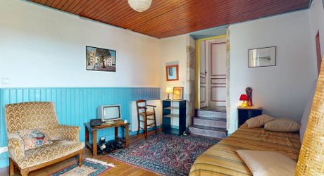 Demeure de caractère de 235 m², 5 chambres, dépendances et puits, proche des commerces 