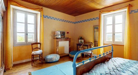 Demeure de caractère de 235 m², 5 chambres, dépendances et puits, proche des commerces 
