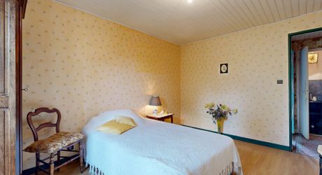 Demeure de caractère de 235 m², 5 chambres, dépendances et puits, proche des commerces 
