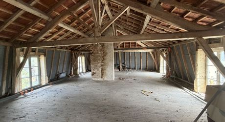 Demeure de caractère de 235 m², 5 chambres, dépendances et puits, proche des commerces 
