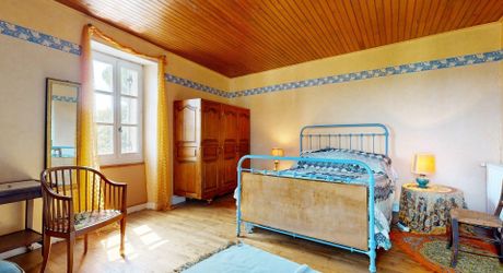 Demeure de caractère de 235 m², 5 chambres, dépendances et puits, proche des commerces 