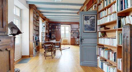 Demeure de caractère de 235 m², 5 chambres, dépendances et puits, proche des commerces 