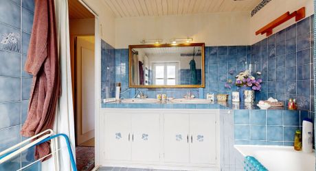 Demeure de caractère de 235 m², 5 chambres, dépendances et puits, proche des commerces 