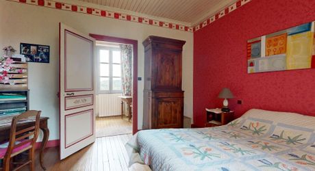 Demeure de caractère de 235 m², 5 chambres, dépendances et puits, proche des commerces 