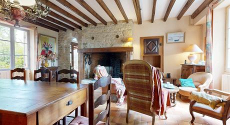 Demeure de caractère de 235 m², 5 chambres, dépendances et puits, proche des commerces 