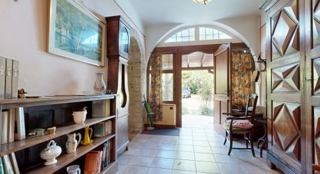 Demeure de caractère de 235 m², 5 chambres, dépendances et puits, proche des commerces 