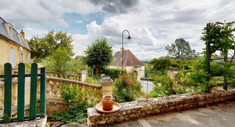 Demeure de caractère de 235 m², 5 chambres, dépendances et puits, proche des commerces 