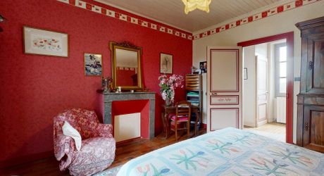 Demeure de caractère de 235 m², 5 chambres, dépendances et puits, proche des commerces 
