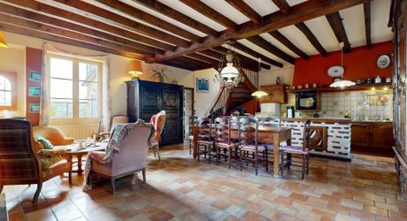 Demeure de caractère de 235 m², 5 chambres, dépendances et puits, proche des commerces 
