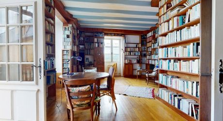 Demeure de caractère de 235 m², 5 chambres, dépendances et puits, proche des commerces 