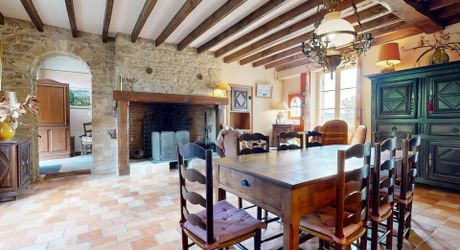 Demeure de caractère de 235 m², 5 chambres, dépendances et puits, proche des commerces 