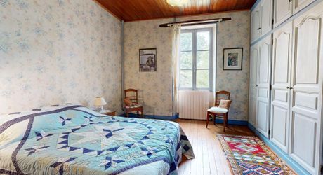 Demeure de caractère de 235 m², 5 chambres, dépendances et puits, proche des commerces 