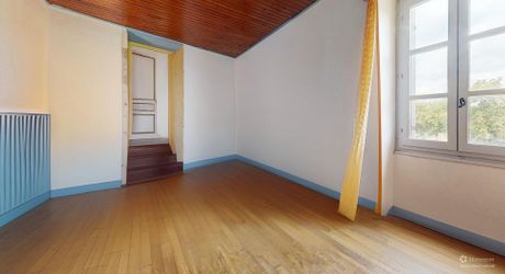 Demeure de caractère de 235 m², 5 chambres, dépendances et puits, proche des commerces 