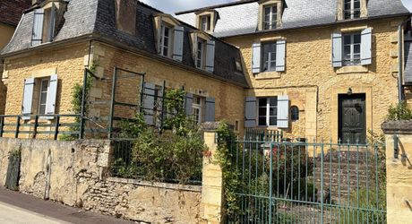 Demeure de caractère de 235 m², 5 chambres, dépendances et puits, proche des commerces 