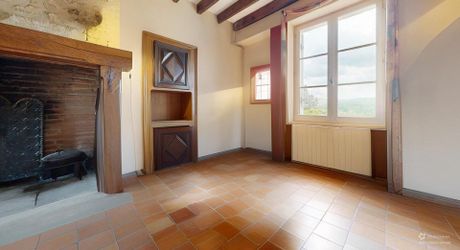 Demeure de caractère de 235 m², 5 chambres, dépendances et puits, proche des commerces 