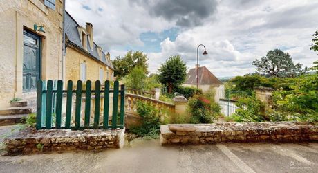 Demeure de caractère de 235 m², 5 chambres, dépendances et puits, proche des commerces 
