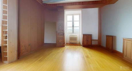 Demeure de caractère de 235 m², 5 chambres, dépendances et puits, proche des commerces 
