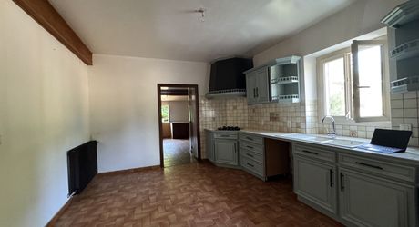 Grande maison,  grandes dépendances et grand terrain !