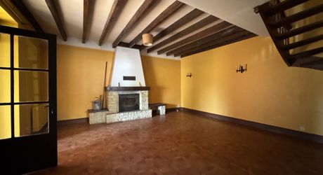 Grande maison,  grandes dépendances et grand terrain !