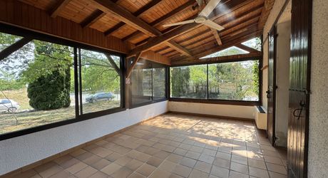 Grande maison,  grandes dépendances et grand terrain !