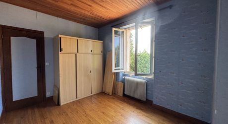 Grande maison,  grandes dépendances et grand terrain !