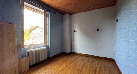 Grande maison,  grandes dépendances et grand terrain !