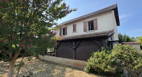 Grande maison,  grandes dépendances et grand terrain !