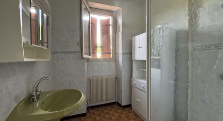 Grande maison,  grandes dépendances et grand terrain !