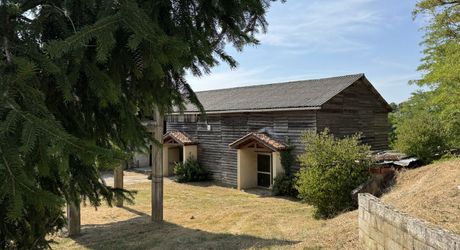Grande maison,  grandes dépendances et grand terrain !