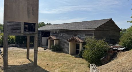 Grande maison,  grandes dépendances et grand terrain !