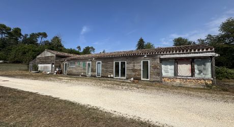 Grande maison,  grandes dépendances et grand terrain !