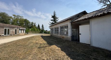 Grande maison,  grandes dépendances et grand terrain !
